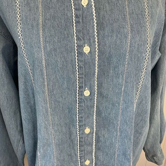 Vtg Capacity Womens Medium Button Front Chambray Blue Denim Shirt Embroidered - Picture 3 of 15